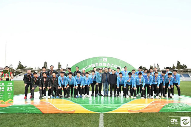 随着依合散扑点+刘佳乐一剑封喉，中国男足在法国1-0掀翻南美劲旅